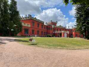 Hrádek u Nechanic – červený zámek u Hradce Králové