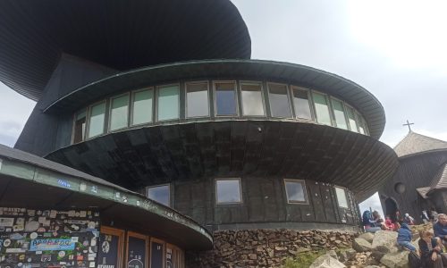 Sněžka – nejvyšší hora České republiky a symbol Krkonoš